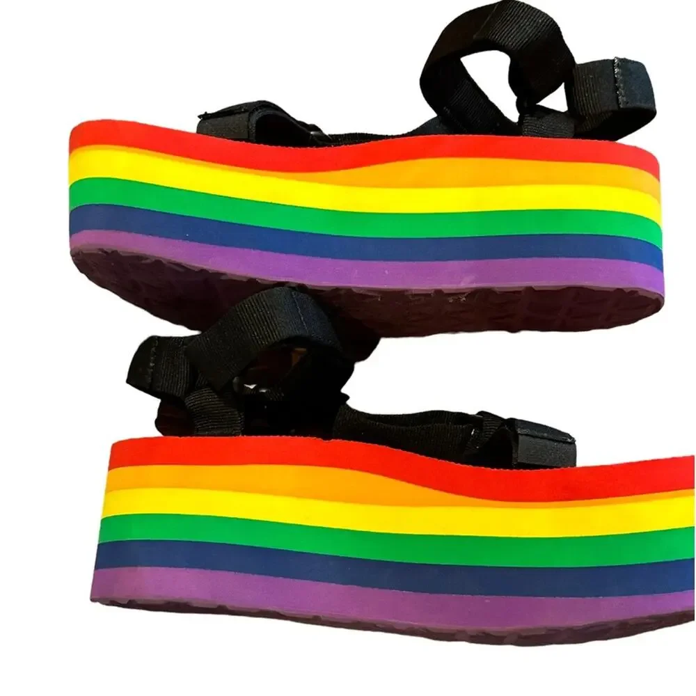 Teva Rainbow Platform Sandals with Black Straps in Womens Size 8
